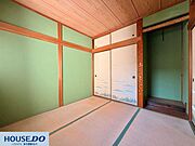 大きな押し入れと趣のある床の間が備わった、収納力のある和室です！お布団や季節物の衣類をすっきりと片付けられます☆お好みの掛け軸や生け花を飾って、和の情緒を日常的に楽しめる落ち着いた空間です♪