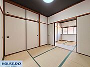 2間続きの伝統的な和室は、襖を開放することで大空間へと早変わりします！い草の香りに包まれながらゴロゴロと寛いだり、来客時の寝室や座卓を置いて応接スペースにしたりと、多用途に対応可能です☆