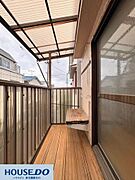 雨や急な天気の変化から洗濯物を守る、全面に屋根が設置された安心のバルコニー空間☆物干し竿をかけるフックが備わっています！小さな作業台もあり、靴を干したりちょっとした観葉植物を育てたりできます♪