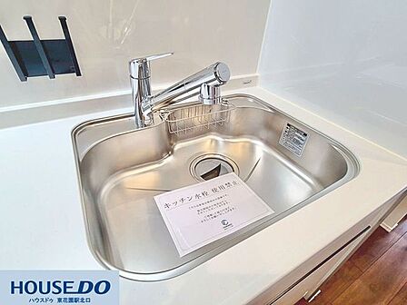 広々としたシンクは大きな鍋やフライパンも洗いやすい形状!浄水器一体型の水栓や洗剤・スポンジラック付きで、水まわりを常に清爽に保てます☆