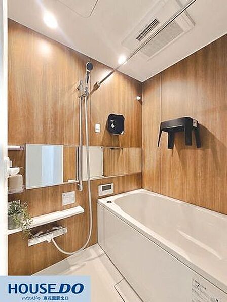 木目調の壁パネルが落ち着いた印象を与えるバスルーム!天候を気にせず洗濯物を乾かせる浴室乾燥機やハンガーパイプが付いており、日常の洗濯も快適です☆