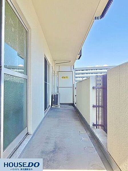 奥行きがあり洗濯物も干しやすい爽やかなバルコニー空間♪陽当たり・通風ともに良好で、毎日の洗濯や気分転換にもぴったりです☆