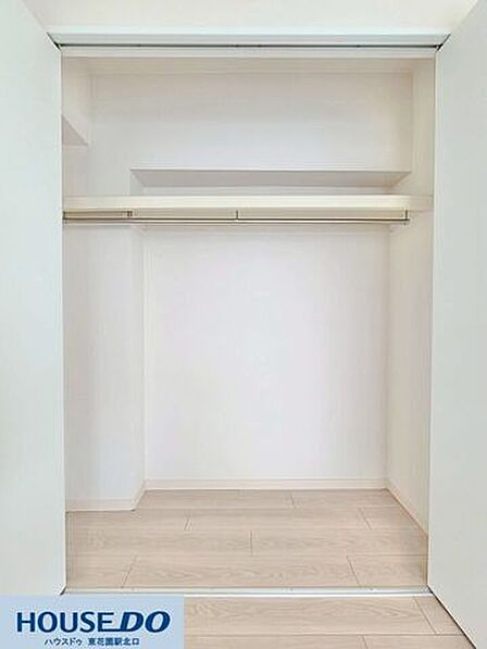 枕棚とハンガーパイプを備えた機能的なクローゼットです!洋服をシワなく掛けられるほか、上部棚には鞄や季節物の収納ボックスを置けます☆開口部が広く衣類の出し入れや整理整頓もスムーズです♪