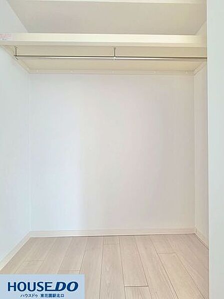 白を基調とした清潔感あふれる壁面収納スペースです!上部の棚板と頑丈なハンガーパイプで、手持ちの衣類や小物を効率よく整理できます☆部屋全体のすっきりした空間維持に役立つ便利な設備です♪