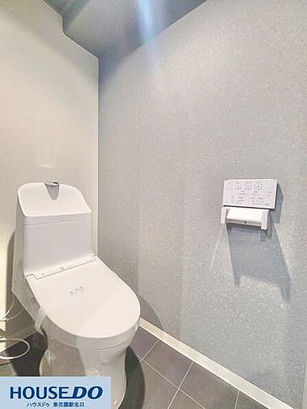 快適な温水洗浄便座付きのトイレです♪壁のリモコンで操作でき、清潔に保ちやすいデザインです☆毎日使う場所だからこそ、心地よさにこだわりました!