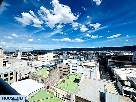 遮るものが少なく遠くまで見渡せる、開放感あふれる素晴らしい眺望です!青く広がる空と美しい街並みを一望できるため、毎日窓辺からの景色を楽しむ贅沢な時間を過ごすことができます♪