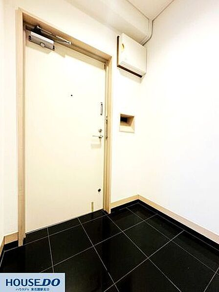 玄関ドア周辺はすっきりとシンプルなデザインで、防犯サムターンやドアスコープ、チェーンロックも完備されており安心です。