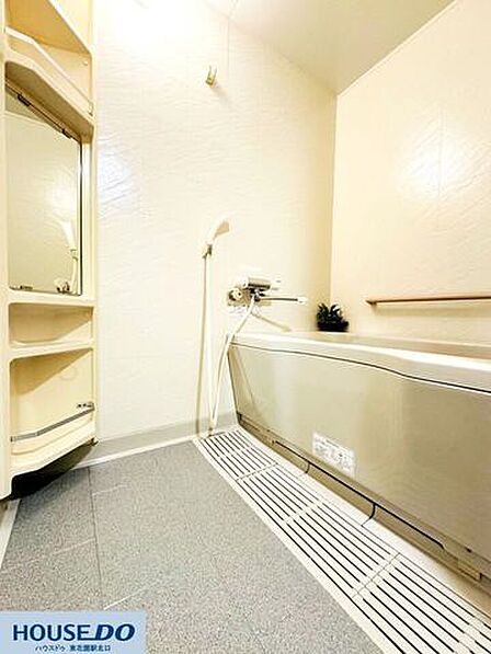 日々の疲れを癒やす、落ち着いた色合いのバスルーム☆ゆったりとした浴槽でリラックスタイムをお過ごしいただけます！コーナーラックもあり、シャンプーなどの収納も便利です♪窓からの光が心地よい空間です☆