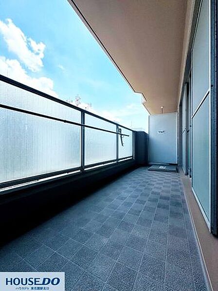 広々としたバルコニーは、心地よい風が通り抜ける癒やしの空間☆洗濯物もたっぷり干せる広さを確保しています！晴れた日には、ここでお茶を楽しむのも素敵ですね♪