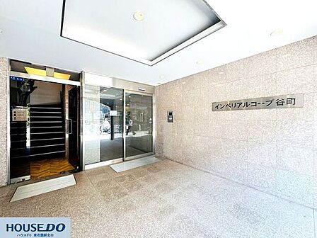 ガラス扉が開放的な明るいエントランス☆マンション名のサインが誇らしげです！自動ドア前はフラットで、荷物が多い時もスムーズに出入りOK♪