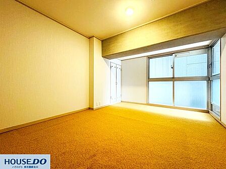 明るい陽光が差し込む、広々とした窓辺が魅力的なお部屋です☆アクセントクロスが空間を引き締め、落ち着いた雰囲気の中でゆったりとお過ごしいただけます♪クローゼット付きで収納も充実！