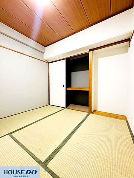 伝統的な和の趣と現代的な住み心地が調和する、落ち着きのある和室☆木の温もりを感じる天井と、琉球畳のモダンな雰囲気が融合しています♪襖を開ければ広々とした開放的な空間としてもお使いいただけます☆