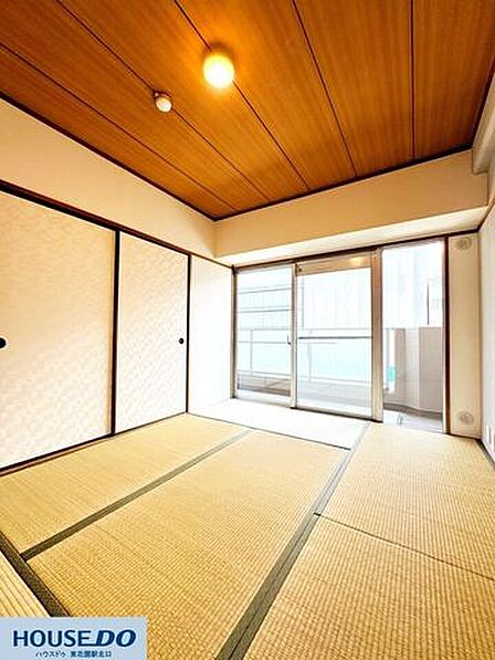 伝統的な和の趣を感じる畳のお部屋☆い草の香りに包まれ、心身ともにリラックスできる空間です！襖を開放すれば、リビングと一体化した広々とした空間としてもお使いいただけます♪