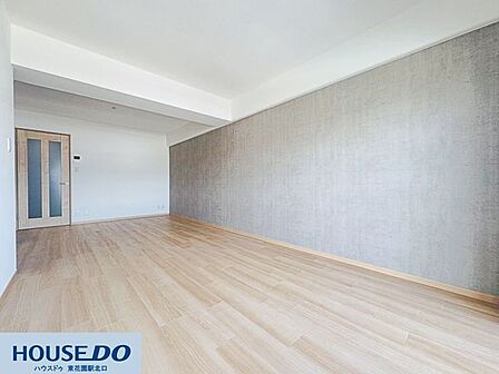 落ち着きのあるグレーのアクセントクロスが印象的なお部屋！レイアウトしやすいフラットな間取りで、お気に入りのインテリアを自由に配置して楽しめます♪