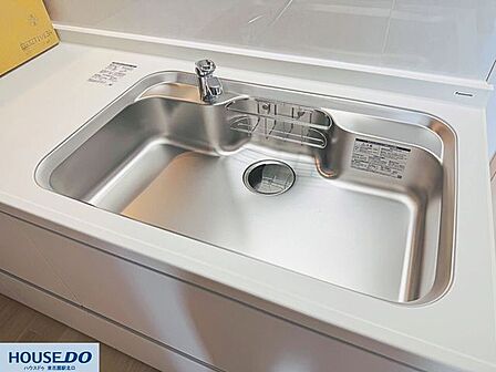大きめの鍋もスムーズに洗えるワイドなステンレスシンクを採用♪水はねを防ぐガードパネル付きで、日常のお手入れや調理作業も快適に行えます！