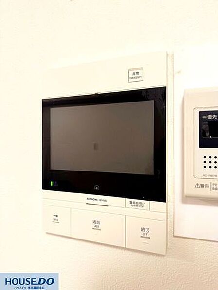 来訪者の顔をしっかり確認できる安心のモニター付きインターホンです♪室内にいながら安全に来客対応ができるため、毎日の暮らしに心強いセキュリティと安心感をもたらしてくれます☆