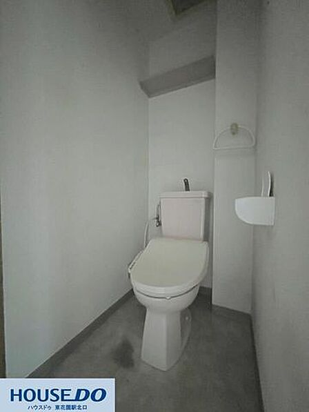 清潔感のあるシンプルなトイレ空間！便利なペーパーホルダーやタオル掛けも備え付けられており、快適な日常をサポートします☆