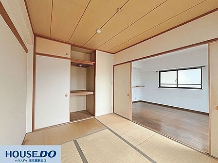 大きな押入を備えた和室！布団や季節物の収納にも困りません。隣接するお部屋を開放すれば一体感のある大空間に♪
