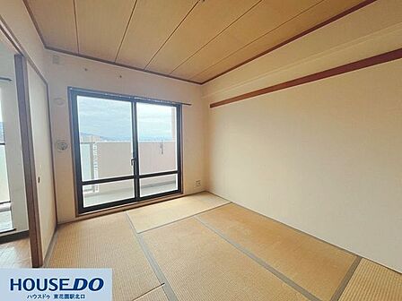 バルコニーに面した明るい和室！畳の香りに包まれて、ご家族でゆったりと寛げる癒しの空間です☆
