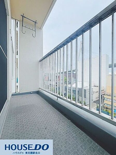 物干し金具を備えた使いやすいバルコニー♪手すりが格子状で風通りも良好!洗濯物を干す空間としても重宝します☆
