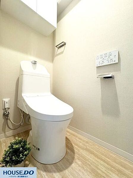 温水洗浄便座を備えた清潔感のあるトイレ☆上部には棚があり、トイレットペーパーなどのストックもすっきり収納可能♪手洗い一体型で節水にも貢献!