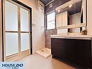 白を基調とした広々とした、洗面室です♪室内に洗濯機置き場があります。洗面台の下に収納もたっぷり入ります。三面鏡の洗面化粧台なので、鏡の裏にも、様々な小物が収納ができます