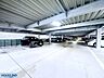 駐車場：自走式で広々としたスペースが確保された屋根付き駐車場！愛車を雨風からしっかり守り、天候に左右されず快適にお出かけの準備や荷物の積み下ろしができます♪