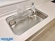 大きな鍋やフライパンも余裕を持って洗える、ワイドなステンレスシンク☆水はねを軽減する深さがあり、毎日の片付けがスムーズに進みます！汚れを拭き取りやすいフラットなワークトップも、嬉しいポイントです♪