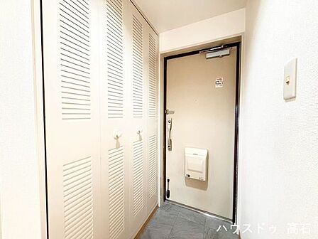 家族全員の履物をすっきり収納できるスペースがあり、毎日のお出かけやお子様の帰宅時もスムーズで心地よく過ごせます。