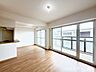 リビング/ダイニング：南東向きバルコニーに面した陽当り良好な約13.2帖のLDK！ 全室クロスや床がリフォーム済みで清潔感溢れます。 家族でゆったりと団らんを楽しめる心地よい空間です。