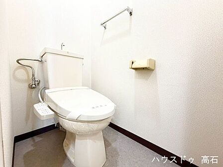 清潔感のあるトイレ空間。温水洗浄便座を備え、快適にお使いいただける仕様です。