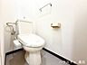 トイレ：清潔感のあるトイレ空間。温水洗浄便座を備え、快適にお使いいただける仕様です。