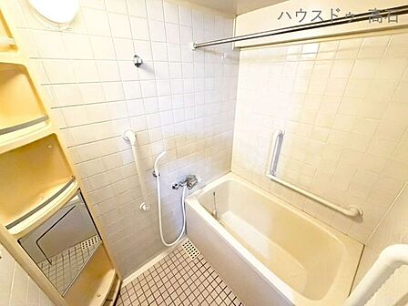 3カ所の手すり設置:浴槽の上(横型)、シャワーの横(L字型)、そして手前の出入り口付近(縦型)と、移動や立ち座りの動線に合わせて手すりが細かく配置されています。