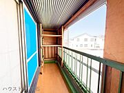 雨の日も安心の屋根付き！棚付きで片付け上手になれる多機能バルコニー。