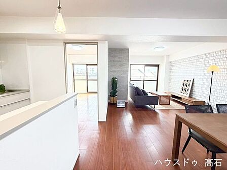 おしゃれなアクセントクロスが空間を引き締めます。