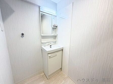 コンパクトながらも動きやすい洗面スペース。無駄がなく、毎日の動作がスムーズにつながっていきます。