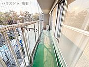 日当たりの良いバルコニーで、洗濯物もよく乾く快適なスペース。