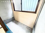洋室横のバルコニー。多目的に使える便利な空間です。