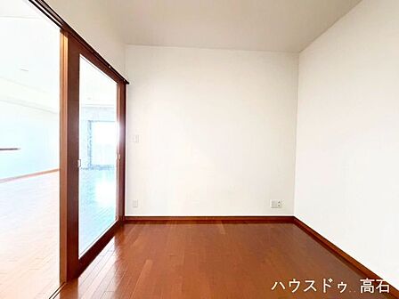 ガラス戸が描く開放感。多目的に使える贅沢なプラスワンルーム。