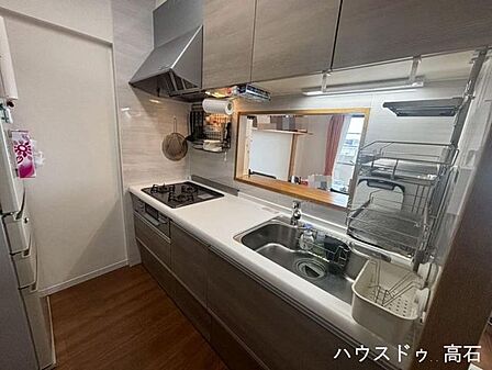 お料理や洗い物をしながらでも、リビングにいる家族の様子を見守ったり、楽しく会話を交わしたりできる安心の設計です。