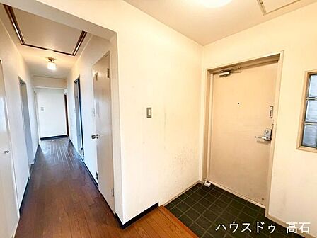 白基調で明るく、ゆとりある広さを確保した気持ちの良い玄関!