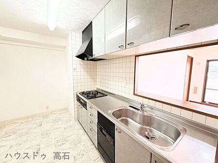 上下にたくさん入る収納付き!お鍋や食器を全部しまえるから、モデルルームみたいにすっきりしたキッチンでお料理を楽しめます。