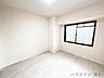 洋室：6畳洋室やわらかな光が差し込む洋室