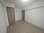 プライベートな時間を大切にできる静かな居室。テレワークを行う書斎としてはもちろん、子ども部屋としても使い勝手が良く、家族それぞれのライフスタイルに合わせてマルチに活用できる利便性があります。