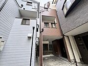 落ち着いたブラウン調のタイル外壁が印象的な3階建て。1階部分には、雨や日差しから大切な自家用車を守るビルトインガレージ（屋根付き駐車スペース）がございます。