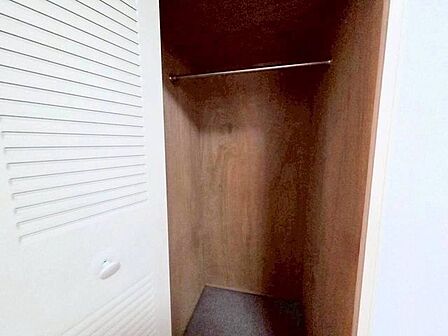 ハンガーパイプがあらかじめ設置されており、お気に入りの衣類をシワにすることなく綺麗に掛けられます。ルーバー調の白い扉は通気性がよく、湿気がこもりがちな収納内を衛生的に保ちやすい工夫が魅力です。