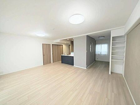 手前のリビングだけでなく、奥の居室の窓からも光と風が取り込める構造。部屋全体に空気が流れやすく、年間を通して健やかでクリーンな室内環境を維持できます。調理中も室内の様子が見渡せる対面式キッチン♪
