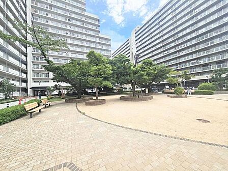 ゆとりある敷地には広場があり、居住者の方とのコミュニケーションの場にもなります♪管理が行き届き、いつもきれいに保たれています。