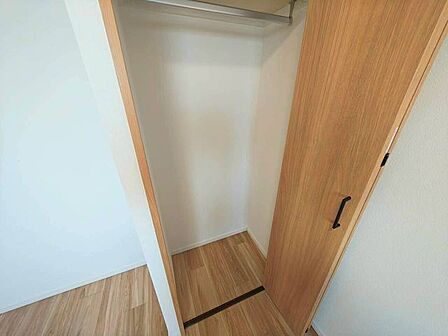 扉や床に明るい木目調のデザインを採用し、室内のナチュラルな雰囲気と美しく調和。衣服や収納アイテムを湿気から守りやすいよう、風通しの良い居室環境を維持しやすいすっきりとした配置設計です。