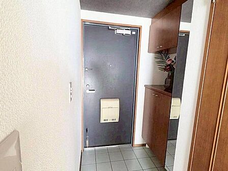 たっぷり収納できるシューズボックス!姿見もあり、お出かけ前のチェックもばっちりです◎